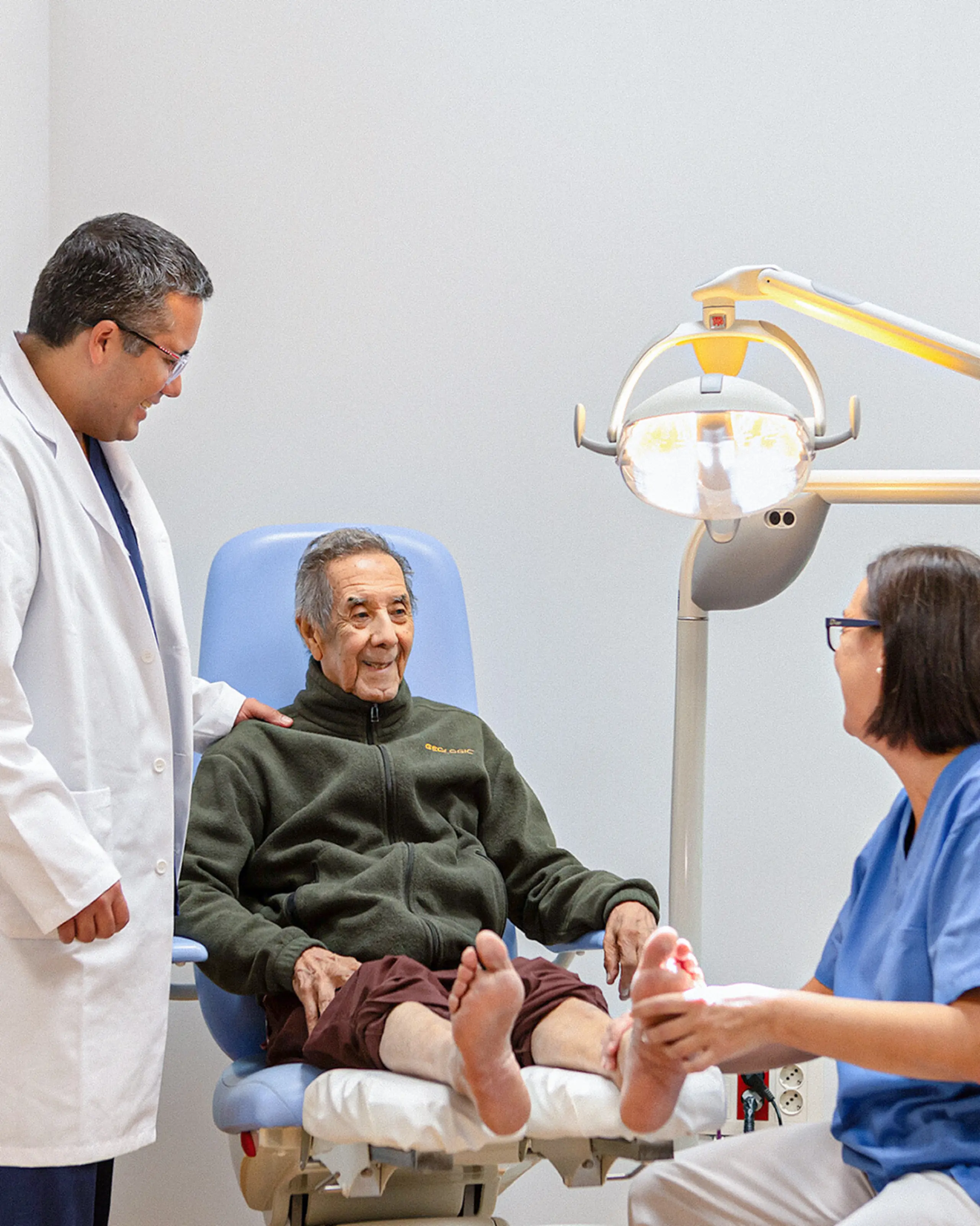 Paciente recibiendo atención médica personalizada en Mugisalud Bilbao