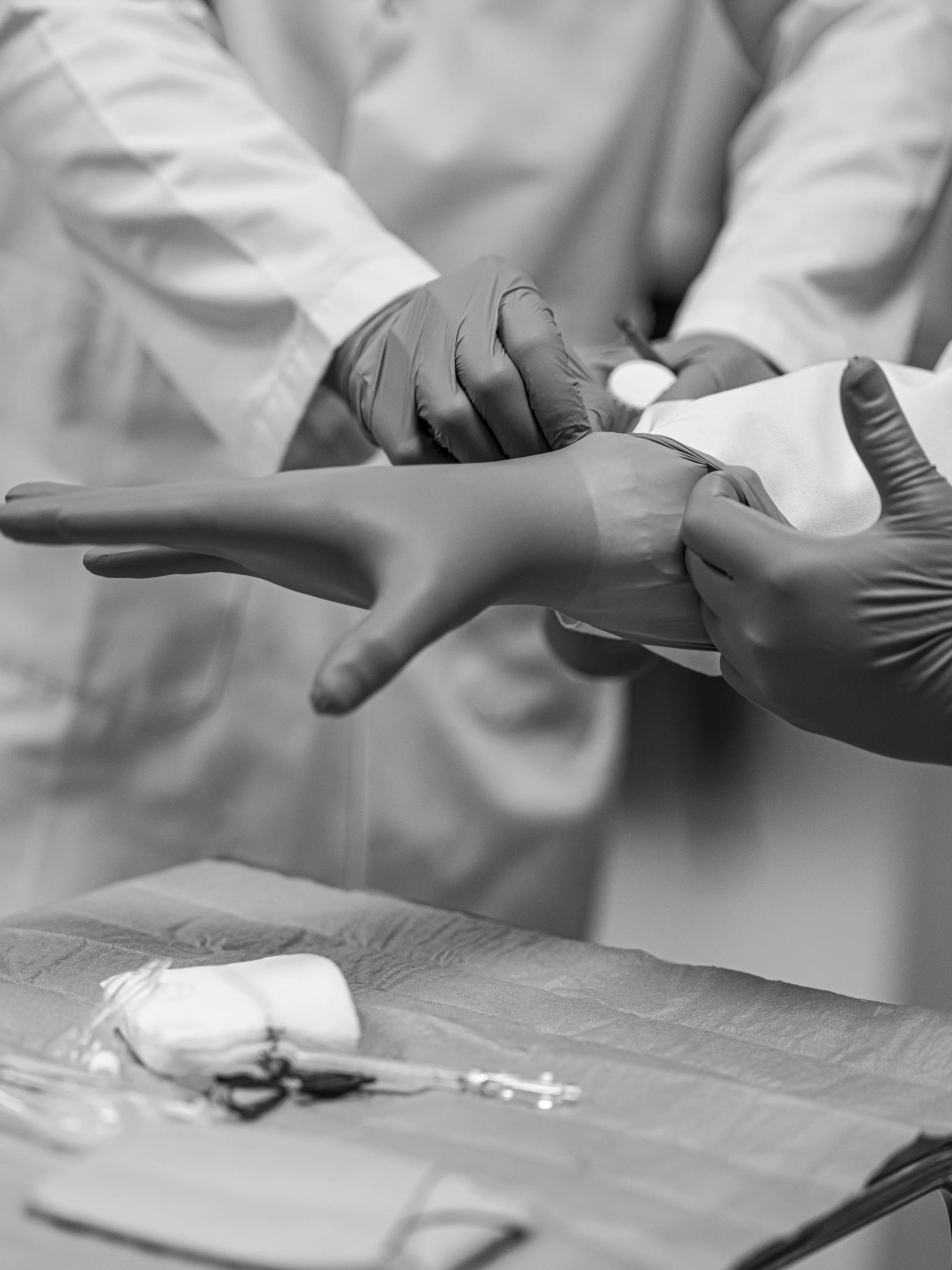 Podóloga realizando análisis biomecánico del pie en Mugisalud Bilbao